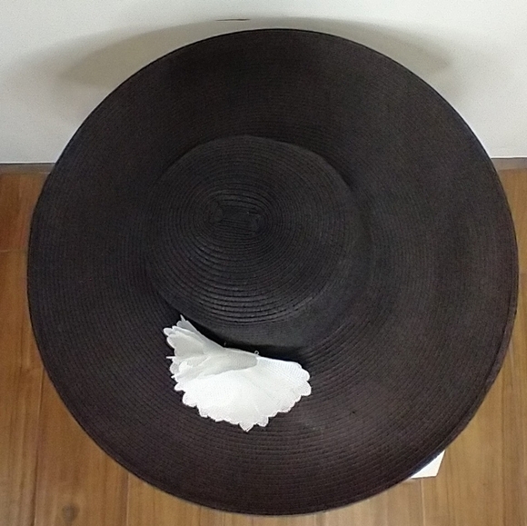 BLACK STRAW HAT WITH WHITE FLOWER - Picture 4 of 4